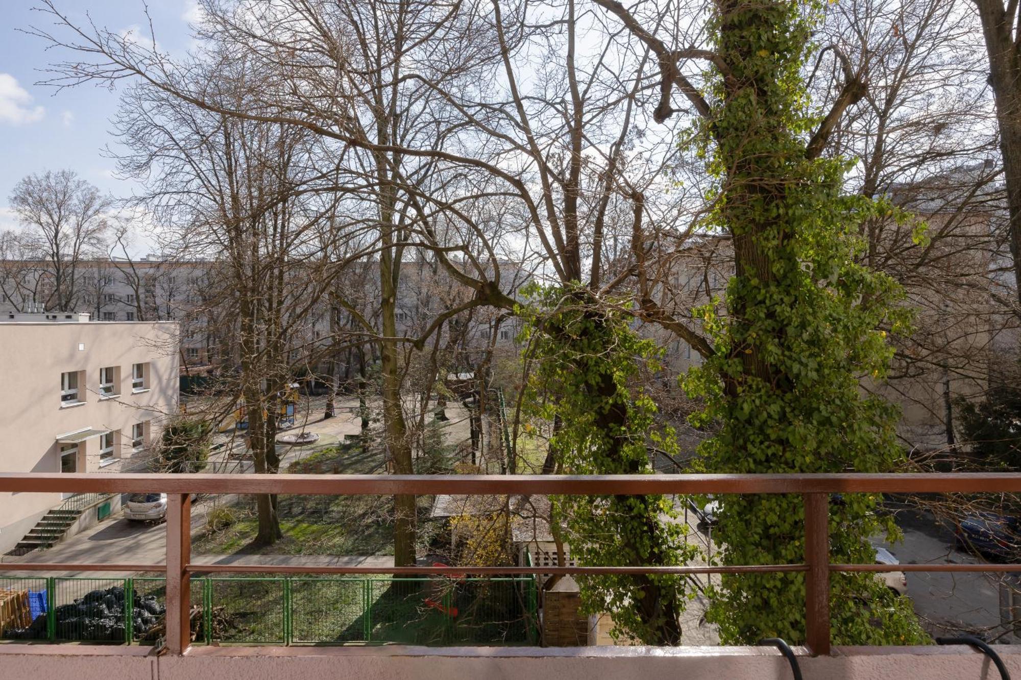 With Balcony 180 M To The Royal Baths By Renters Apartament